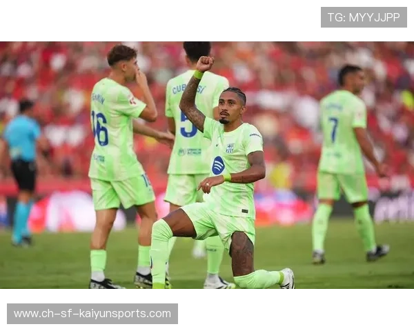 巴萨边路传球配合:内切后回撤再传的套路被反复练习