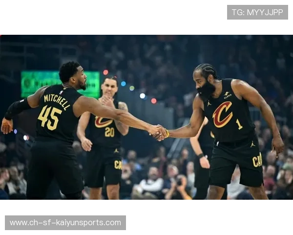 米切尔关键时刻抢断成功并完成反击扣篮